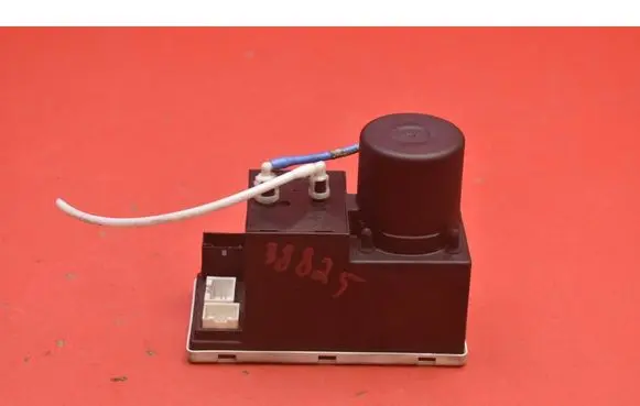 Audi A3 S3 8L Central locking vacuum pump 8D0862257B