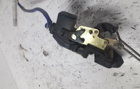 KIA Carens I Rear door lock
