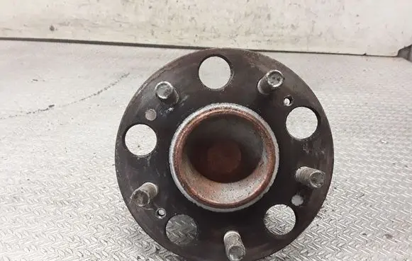 Rear wheel hub