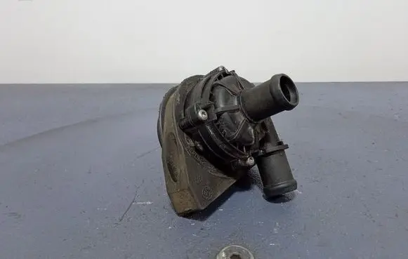 Volkswagen PASSAT B8 Water pump 2Q0965561