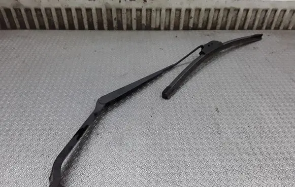Toyota RAV 4 (XA20) Windshield/front glass wiper blade 