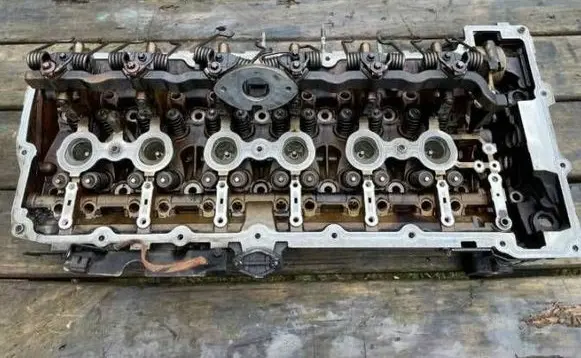 BMW 6 E63 E64 Engine head 7591617 7535325
