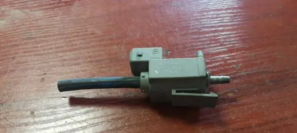 BMW 7 E65 E66 Vacuum valve 7516376
