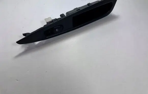 Nissan Qashqai Tailgate/trunk/boot open switch 