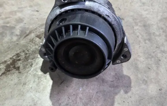 Engine mount bracket