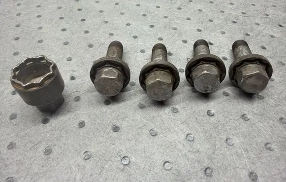 Volvo S80 Anti-theft wheel nuts and lock 