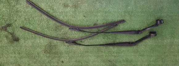 Front wiper blade arm