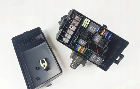 Volkswagen PASSAT B8 Fuse module