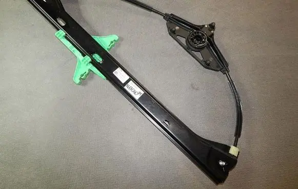Rear window lifting mechanism without motor
