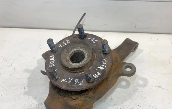 Nissan Qashqai Front wheel hub spindle knuckle
