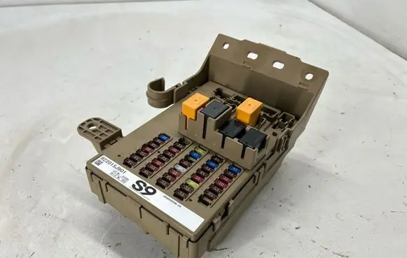 Subaru Forester SK Fuse module 82201SJ901 912093