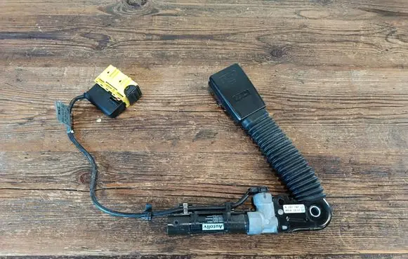 BMW 3 E46 Front seatbelt buckle 8257787