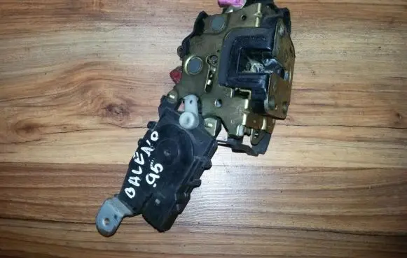Suzuki Baleno EG Front door lock