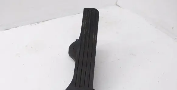 Accelerator throttle pedal