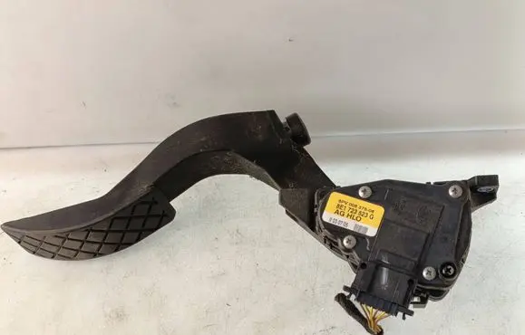 Accelerator throttle pedal