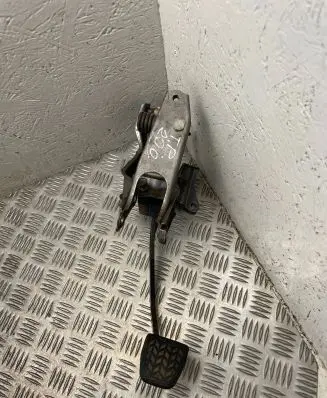 Toyota Previa (XR30, XR40) II Clutch pedal 
