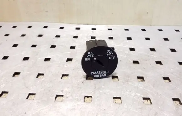 Passenger airbag on/off switch