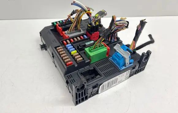 Peugeot 208 I Fuse module 9807532080 E1111753 20151117