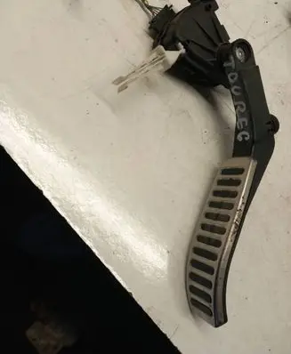 Accelerator throttle pedal