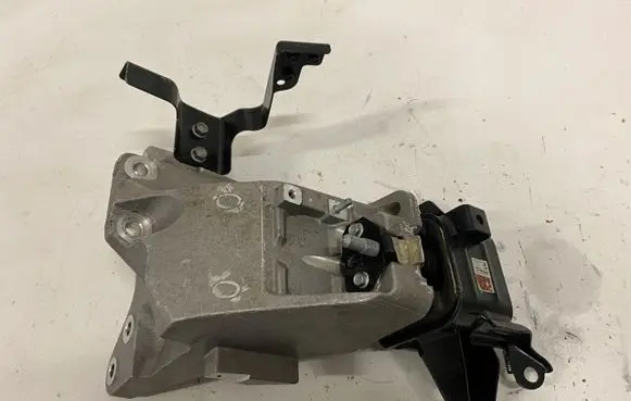 Engine mount vacuum valve