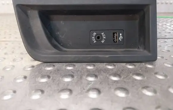 BMW 3 F30 F35 F31 AUX in-socket connector 9207357 9229246