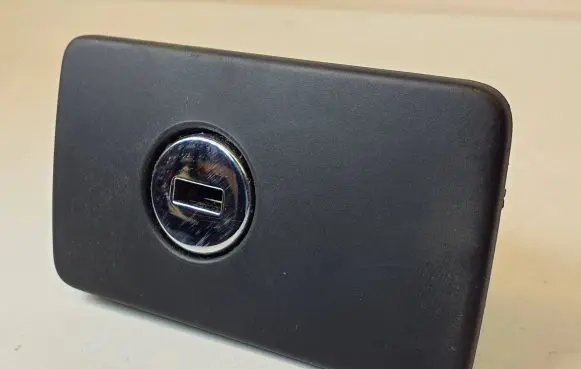 Volkswagen PASSAT B6 Glove box lock 3C1857147
