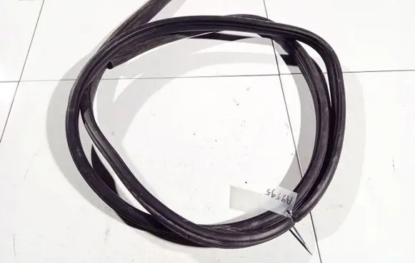 Jeep Grand Cherokee (WK) Rubber seal front coupe door 