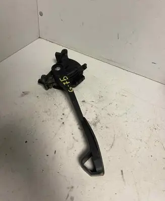 Accelerator throttle pedal