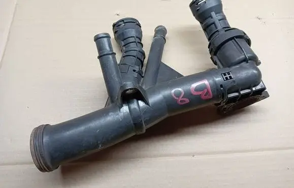 Volkswagen PASSAT B8 Engine coolant pipe/hose 04L121026F 04L121071E