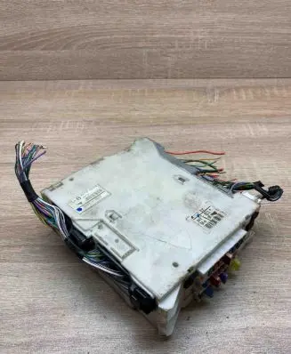 Lexus IS 220D-250-350 Fuse module 8273053050 6B091517