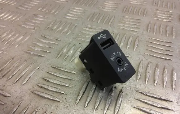BMW X3 F25 USB socket connector 9266607