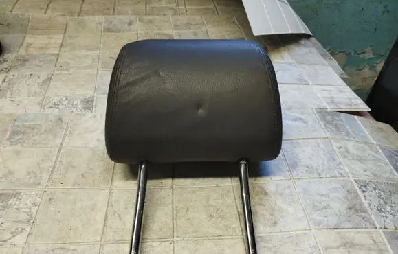 Volkswagen Touran I Rear seat headrest 