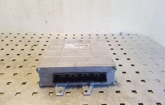 Volkswagen PASSAT B5 Engine control unit/module 8D0907558