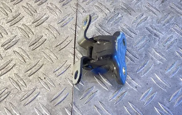 Toyota RAV 4 (XA40) Rear door lower hinge A046694