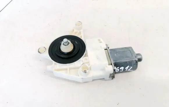 Mercedes-Benz C W204 Front door window regulator motor A2048200242 971218101