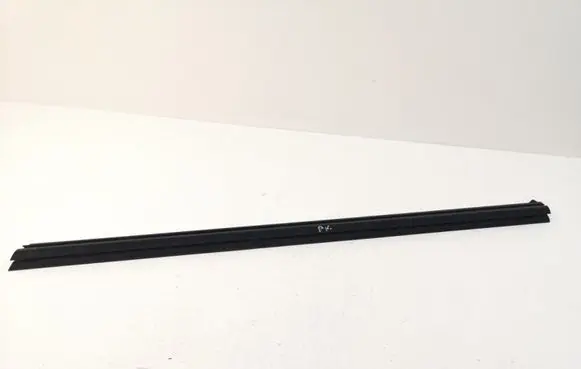 Nissan Qashqai Rubber seal front door window/glass 