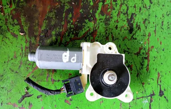 Mercedes-Benz Vaneo W414 Front door window regulator motor