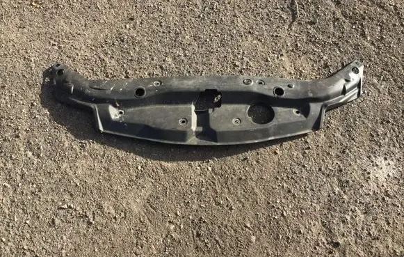 Engine bonnet/hood lock trim molding