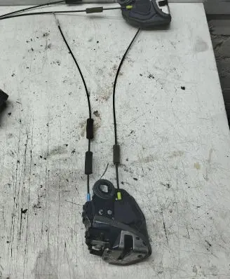 Toyota Avensis T270 Front door lock loop/hook striker 