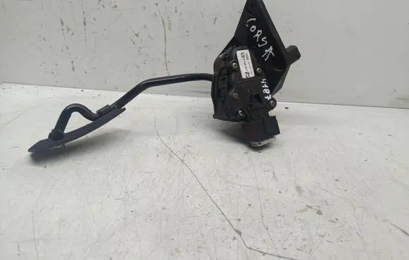Accelerator throttle pedal