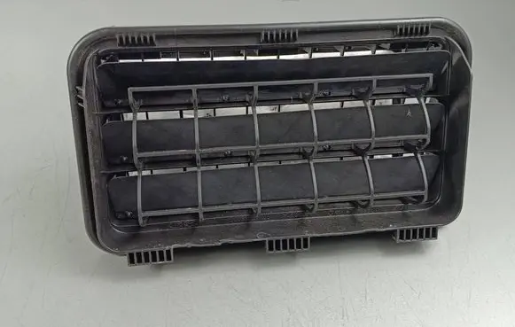 Quarter panel pressure vent