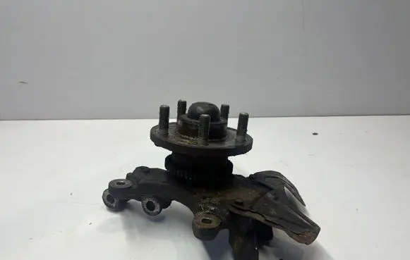 Ford Mustang VI Front wheel hub FR3C3107A