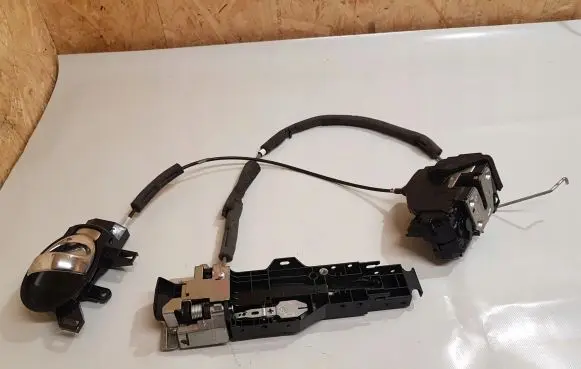 Nissan Juke I F15 Front door lock