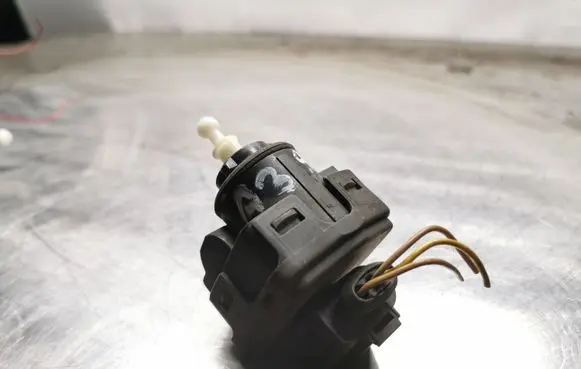 Headlight level adjustment motor