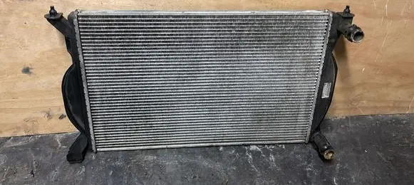 Audi A4 S4 B7 8E 8H Coolant radiator 8E0121251A