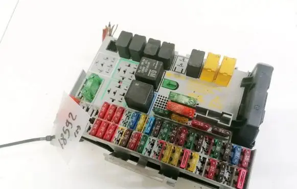 Opel Zafira A Fuse box set 90589979