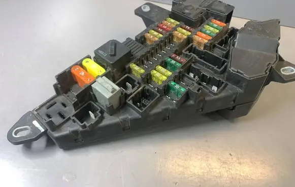 BMW 5 E60 E61 Fuse module 6906558 6908559 518794037