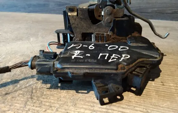 Audi A6 S6 C5 4B Front door lock