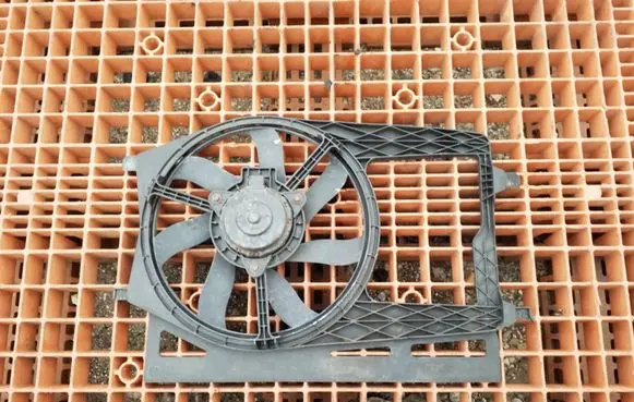 Mini One - Cooper R50 - 53 Radiator cooling fan shroud 8240290 174214755780E 11819310