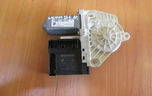 Seat Leon (1P) Front door window regulator with motor 1P0837401E